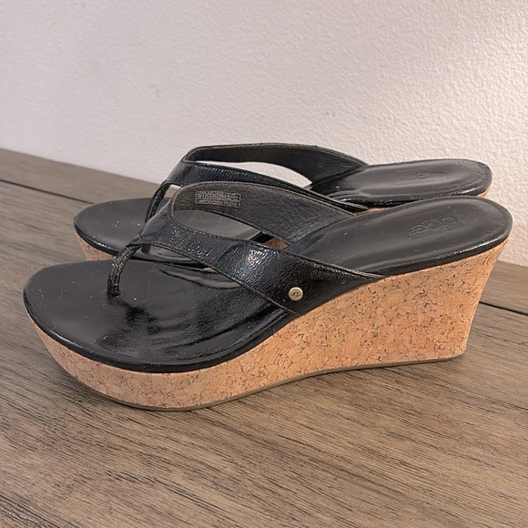 [Ugg] Australia Natassia Black Patent Leather Comfort Slip-On Wedges Women’s 10 - Picture 2 of 12